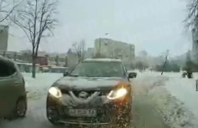 В Киеве водители не поделили дорогу и решили ситуацию в необычный способ, видео