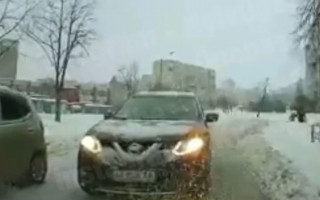 В Киеве водители не поделили дорогу и решили ситуацию в необычный способ, видео