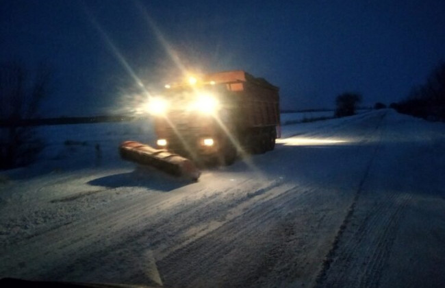 Борьба со снежным коллапсом: на трассе Киев—Одесса работает снегоуборочная техника