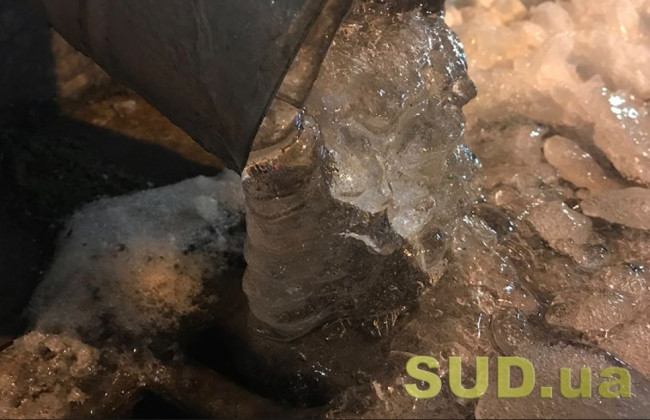 На столичной многоэтажке заметили 10-метровую сосульку, фото