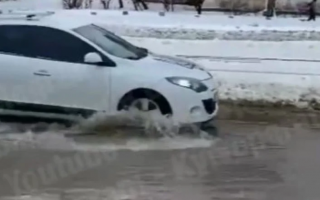 В Киеве на Черниговской прорвало трубу: улицу затопило водой, транспорт остановился, видео