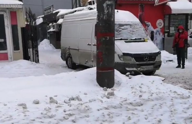 В Киеве микроавтобус задавил работницу рынка, видео