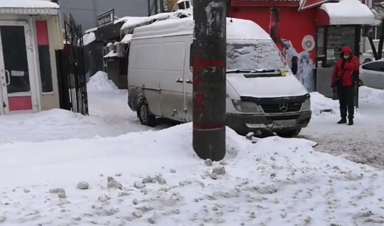 В Киеве микроавтобус задавил работницу рынка, видео