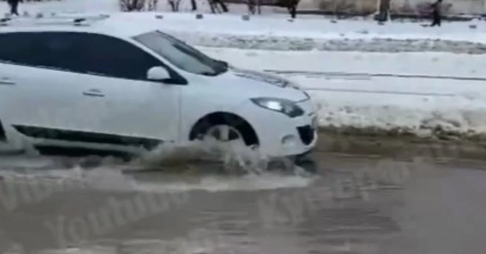 В Киеве на Черниговской прорвало трубу: улицу затопило водой, транспорт остановился, видео
