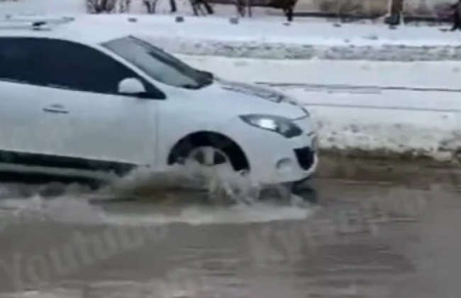 В Киеве на Черниговской прорвало трубу: улицу затопило водой, транспорт остановился, видео