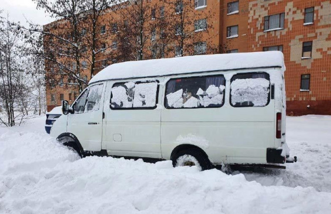 На Рівненщині п’яний водій шкільного автобуса в’їхав у сніговий замет