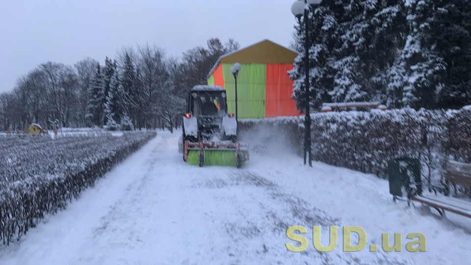 В Киеве дороги от снега чистят почти полтысячи машин