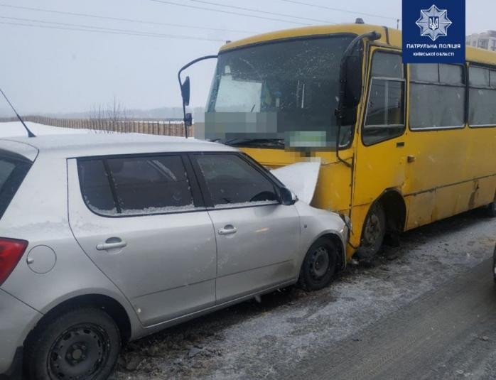 На Київщині легковик зіткнувся з автобусом, фото