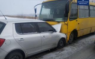 На Київщині легковик зіткнувся з автобусом, фото