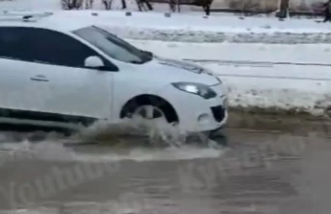 Потоп у Києві: біля метро «Чернігівська» людям роздавали пакети, щоб не промочити ноги: відео