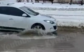 Потоп у Києві: біля метро «Чернігівська» людям роздавали пакети, щоб не промочити ноги: відео