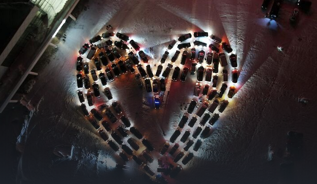 В Киеве сделали огромную автовалентинку из 110 машин: фото и видео