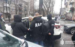 $5000 за закриття кримінального провадження: ДБР викрило слідчу поліції та адвоката
