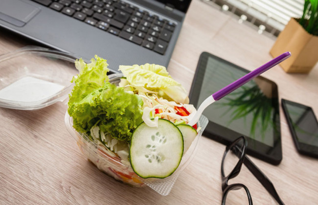 Французам разрешили обедать за рабочими столами: раньше это было запрещено законом