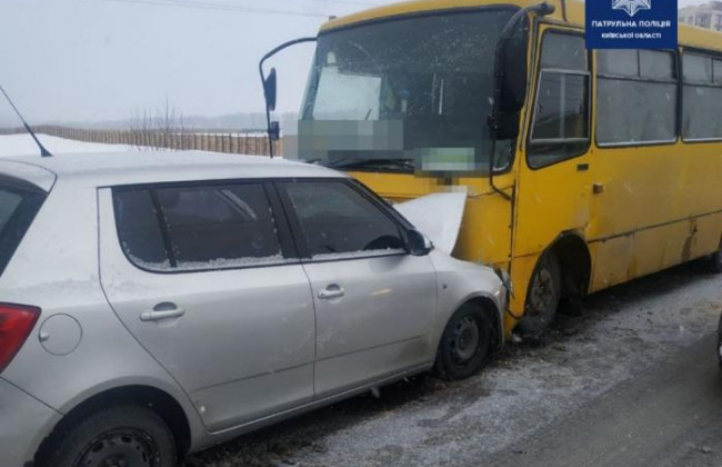 На Київщині легковик зіткнувся з автобусом, фото