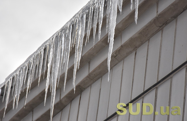 Рассекают головы: киевлян госпитализируют после падения огромных сосулек