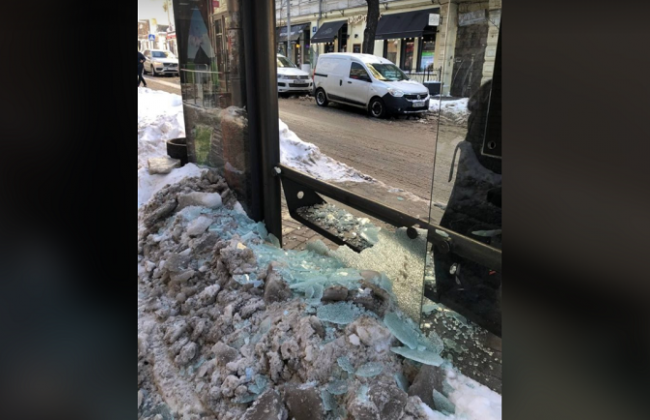 У самому центрі Києва вандали розбили скляну зупинку: фото