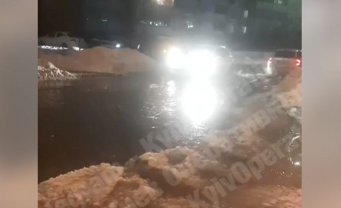 В Киеве снова прорвало трубу: улицу затопило водой, видео