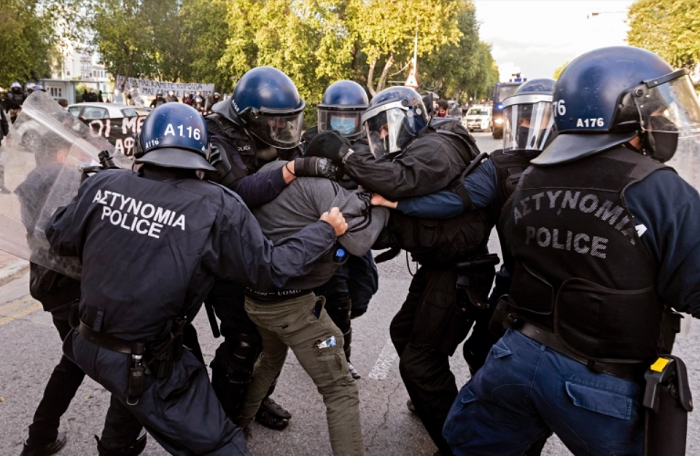 «Годі!» — на Кіпрі відбулися сутички із поліцією під час протесту через корупцію посадовців