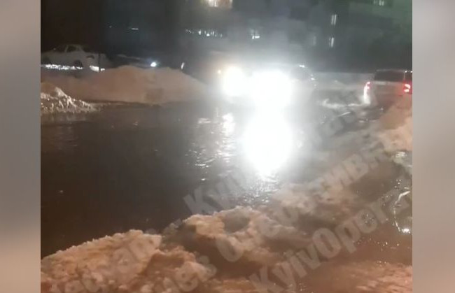 В Киеве снова прорвало трубу: улицу затопило водой, видео