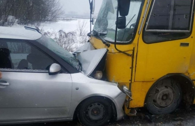 Лобовое столкновение под Киевом: легковушка влетела в маршрутку