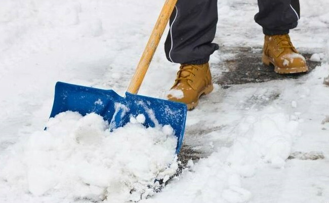 У Києві талий сніг затоплює п’ятиповерхівку