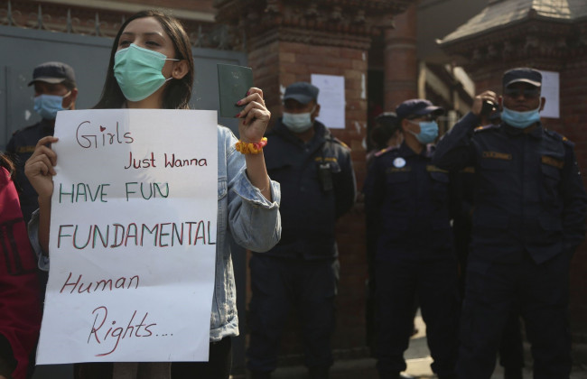 Непальцы протестуют против нелепого запрета на выезд женщин за границу