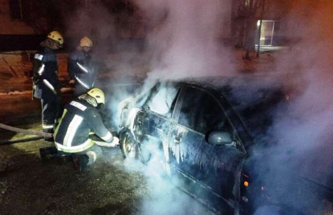 В Запорожье ночью сгорела иномарка, фото