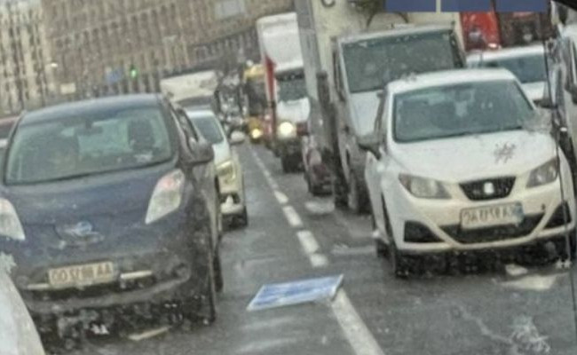 В Киеве на автомобиль упал дорожный знак