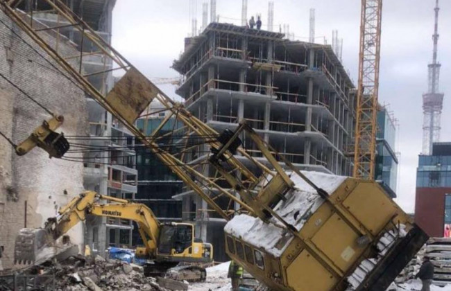 В Киеве рухнул большой строительный кран, фото