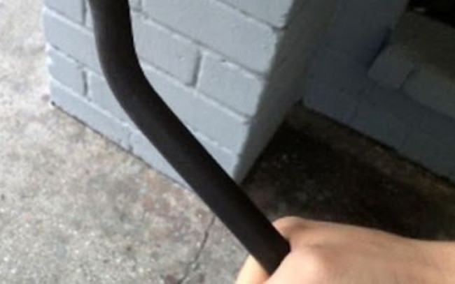 У Києві охоронець супермаркету металевою палицею вдарив в обличчя 20-річного хлопця