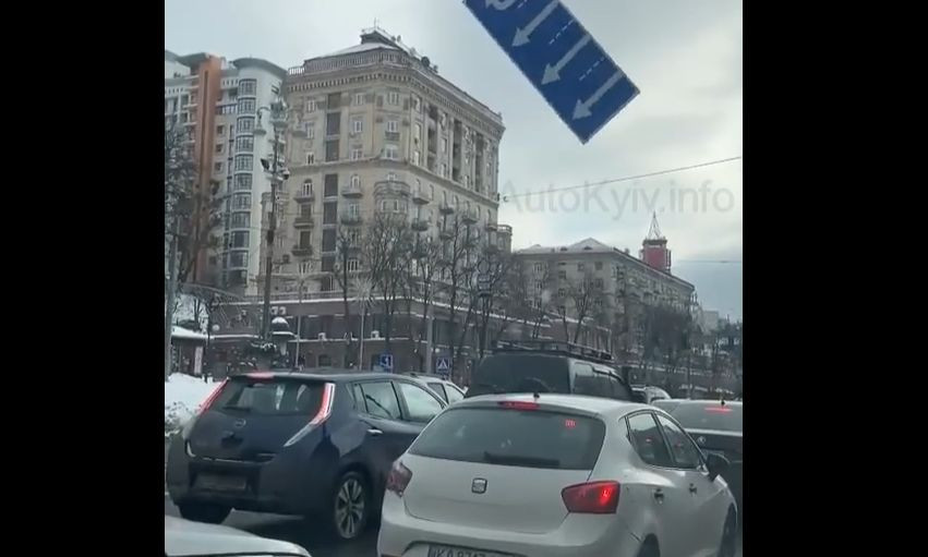 В центре Киева знак упал на два автомобиля: появилось видео инцидента