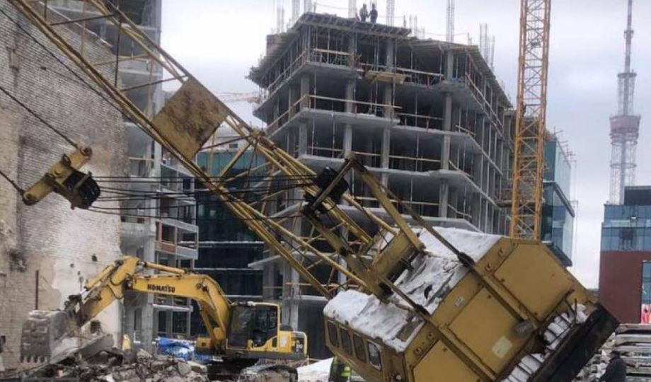 В Киеве рухнул большой строительный кран, фото