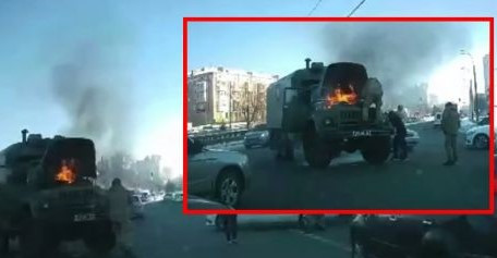 В Киеве на ходу загорелся «Урал» с военными, видео