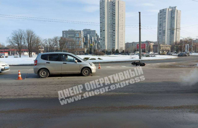 В Днепре Honda сбила мотоциклиста, видео