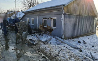 ДТП у Чернівцях: автівка знесла огорожу та врізалася у будинок