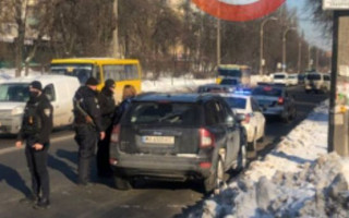 В Киеве пьяная женщина-водитель не могла выйти из машины, фото