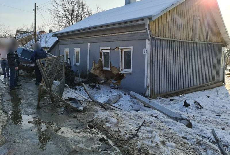 ДТП у Чернівцях: автівка знесла огорожу та врізалася у будинок