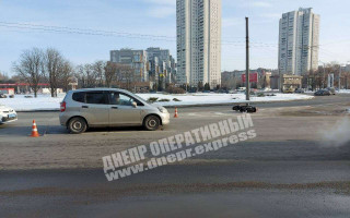 В Днепре Honda сбила мотоциклиста, видео