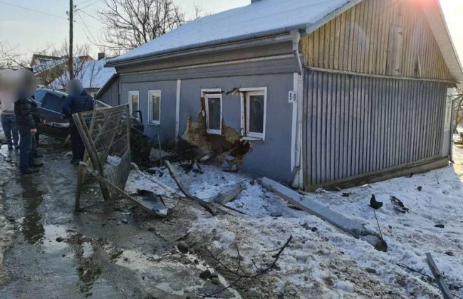 ДТП у Чернівцях: автівка знесла огорожу та врізалася у будинок