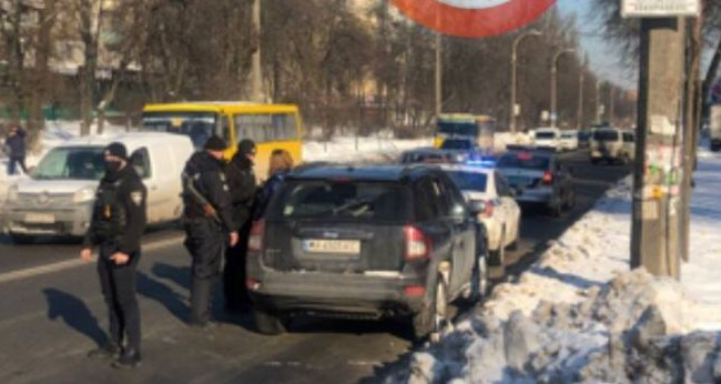 В Киеве пьяная женщина-водитель не могла выйти из машины, фото