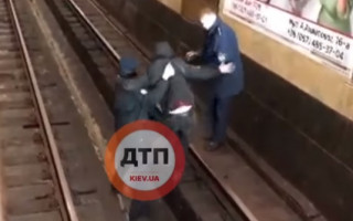 В Київському метро чоловік впав на рейки