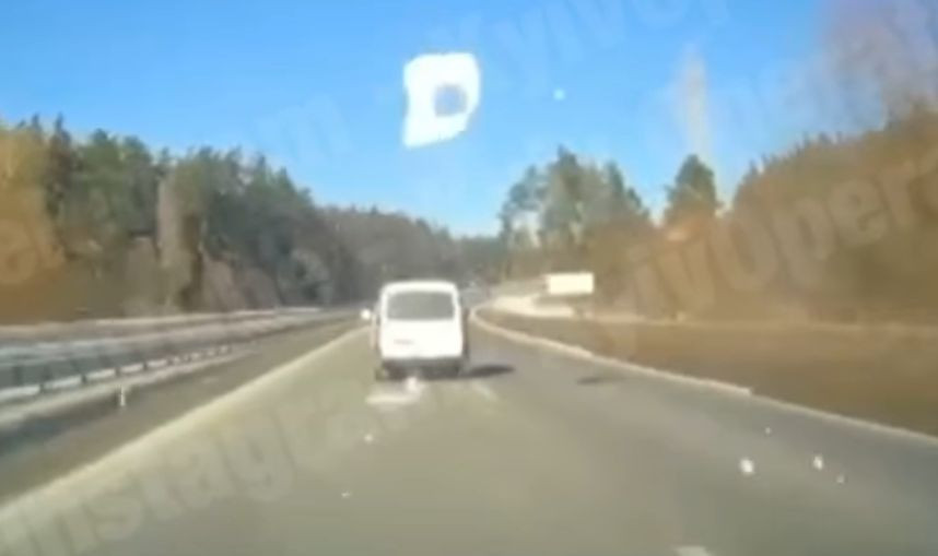 Под Киевом кусок льда вылетел на автомобиль, видео