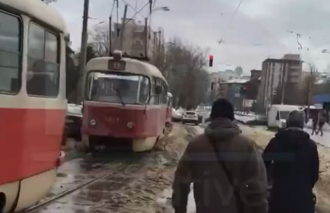 В Киеве «герой парковки» заблокировал движение трамваев, видео