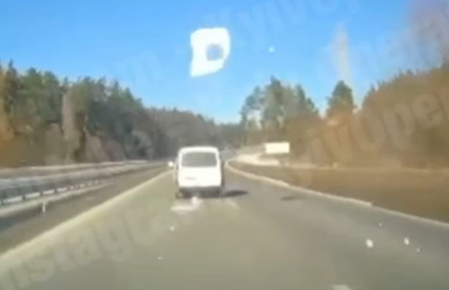 Под Киевом кусок льда вылетел на автомобиль, видео