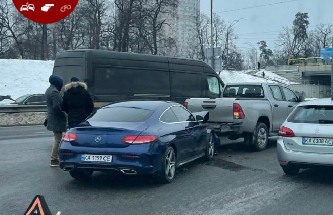 У Києві розплющило Mercedes, який на повній швидкості влетів у Toyota: фото