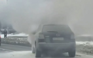 В Києві під час руху на дорозі загорілося авто, відео