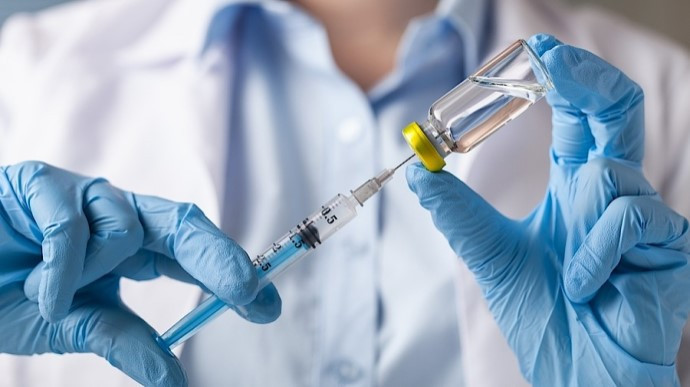 Полный курс вакцинации снижает риск заражения коронавирусом почти на 96%: подробности