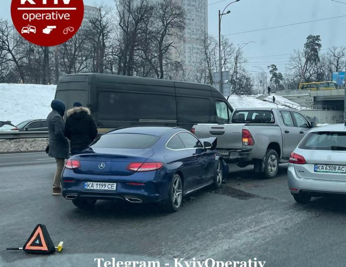 У Києві розплющило Mercedes, який на повній швидкості влетів у Toyota: фото