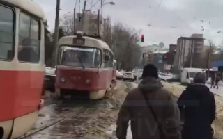 В Киеве «герой парковки» заблокировал движение трамваев, видео